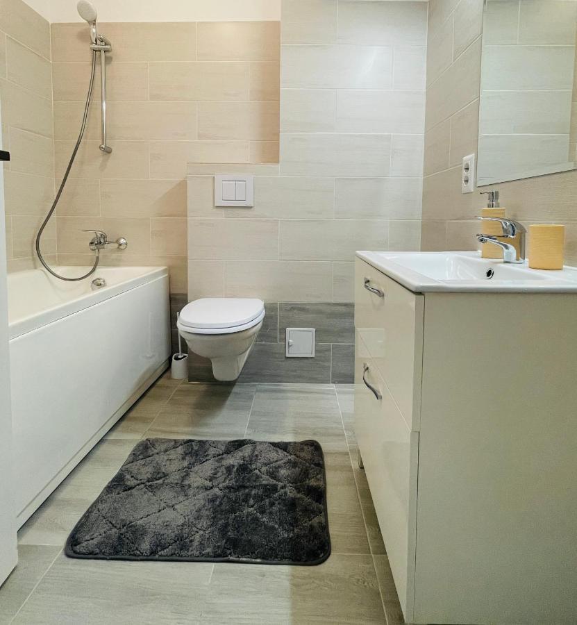 Q Royal Apartment - Palas Center Iasi Exterior photo